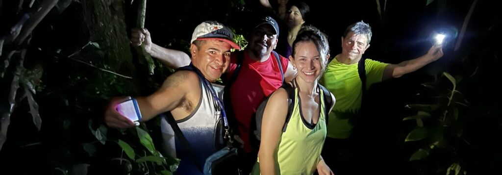 Grupo de amigos en un trekking nocturno